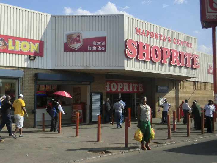 南アフリカ最大の黒人居住区ソエトにあるスーパーマーケット。左は併設のファストフード店（ABP撮影）