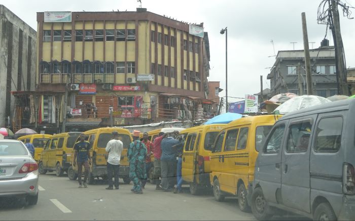 スズキのエブリィが並ぶナイジェリア・ラゴスの街角