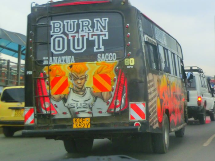 ケニアの道を走るいすゞ車両を改造したバス
