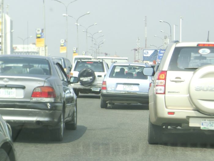 ナイジェリアのラゴス市内の幹線道路。路上は車で溢れかえっている（ABP撮影）