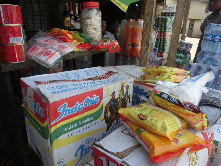 ナイジェリアの地場の市場で売られる味の素と即席麺（ABP撮影）